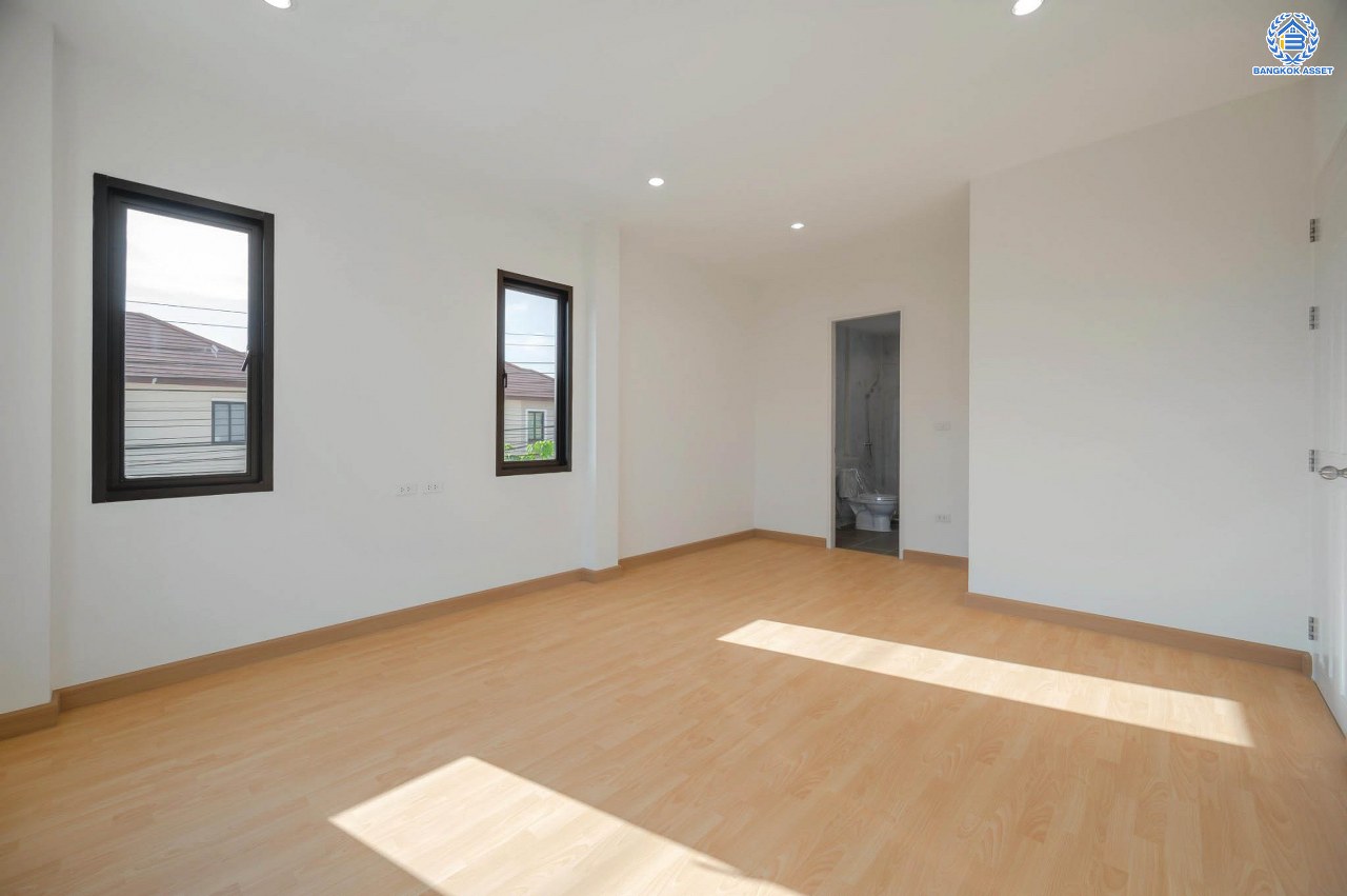 บ้านมือสองตกแต่งใหม่ โครงการ รติรมย์ ฟิฟท์ ราชพฤกษ์-ปิ่นเกล้า หลังมุม เนื้อที่ 57.5 ตร.ว. ฟังก์ชัน 3 ห้องนอน 3 ห้องน้ำ 2 ที่จอดรถ บรรยากาศเป็นส่วนตัว บนทำเลยอดนิยม เชื่อมต่อถนนสวนผัก, ถนนราชพฤกษ์, ถนนบางกรวย-ไทรน้อย ใกล้เซ็นทรัลเวสต์วิลล์ และจุดขึ้นทางด่วน "ศรีรัช"